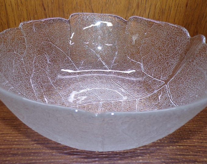 2506 Arcoroc Aspen Leaf Vintage Textured Tempered Glass 11" Decorative Serving Bowl Perfect for Salad - Made in France - Great Condition