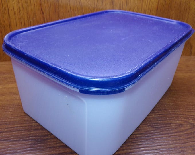 2506 Tupperware 4.3 Ltr 18 Cup 11" x 7.5" Container 1609-2 with Navy Blue 1610-4 Lid - Good Condition Scratches on Lid
