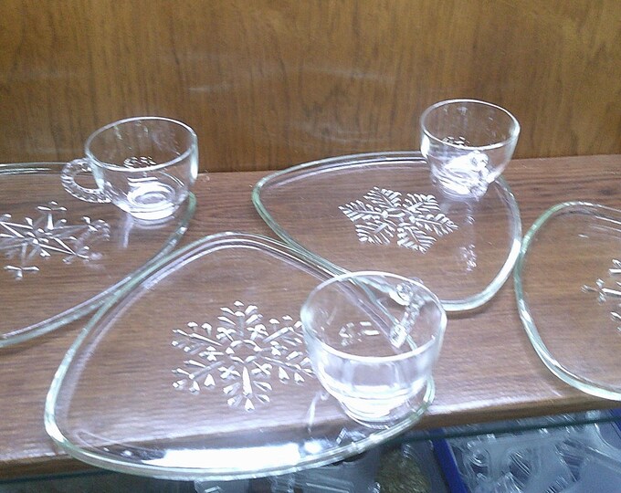 2412 Indiana Glass Triangle Snowflake Vintage 8 pc Snack Set (4) 9" Plates & (4) Cups - Great Condition