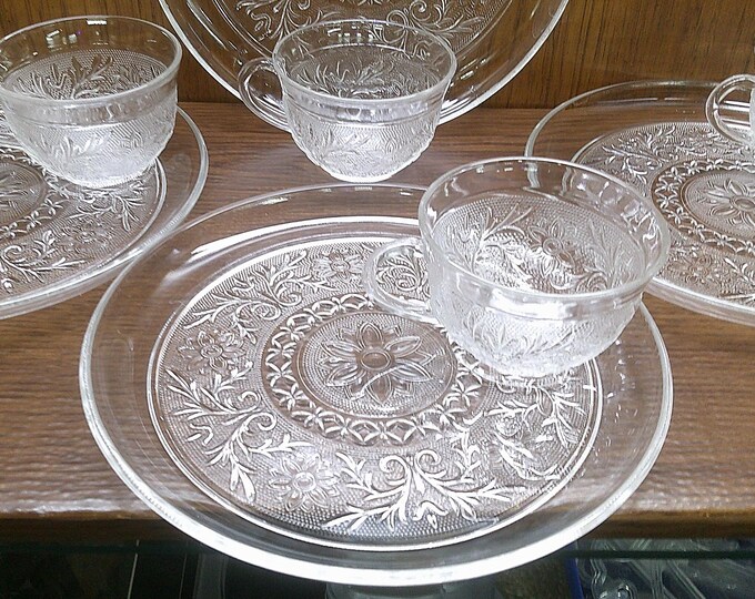 2501 Anchor Hocking Sandwich Pattern 8 pc Snack / Lunch Set - (4) 9" Plates & (4) Cups - Great Condition