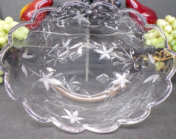 2310 Mikasa Garden Terrace 13" x 10" Oval Centerpiece, Hostess, Fruit Bowl - Frosted Leaf - Good Condition No Chips or Cracks