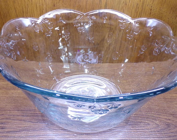 2507 Anchor Hocking Glass 13.5" Wide x 7" Tall Savannah 7 qt. Salad Bowl / Punch Bowl (No Cups) with Raised Flowers & Scalloped Rim