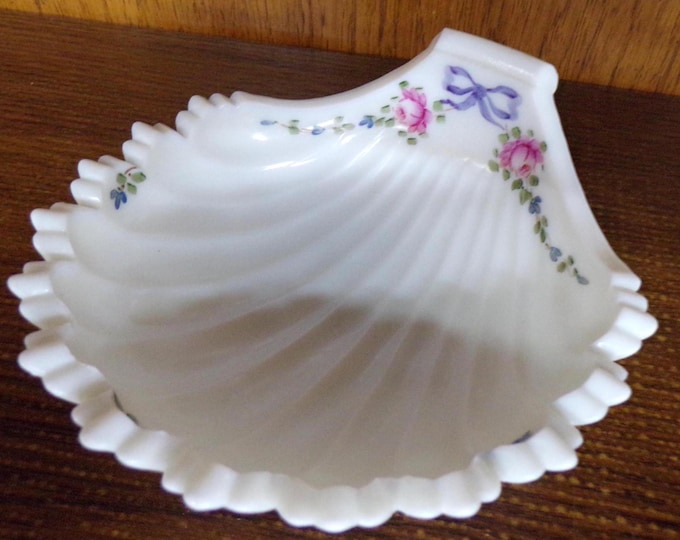 2506 Westmoreland Hand Painted Three Footed Vintage 1960's Milk Glass Roses & Bow Seashell 6" Trinket / Soap Dish - Great Condition