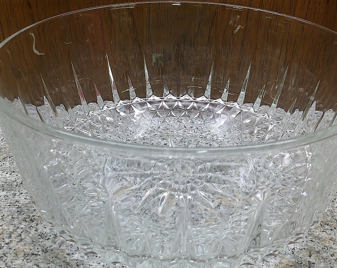 2408 Arcoroc Diamant Vintage Hardened Glass 9" Serving Bowl - Made in France - Great Condition