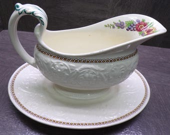 2606 Wedgwood Patrician Windermere 1940's Vintage Gravy Boat w/ Attached Underplate