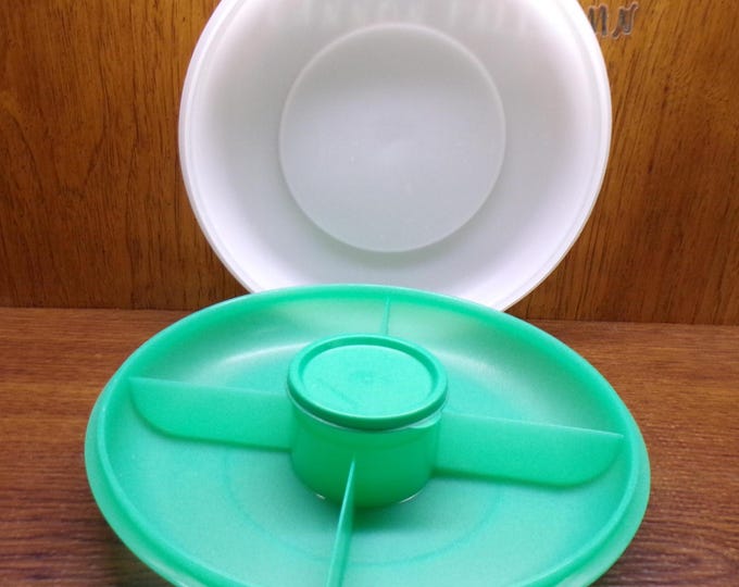 2505 Tupperware Green Divided Dish w/ Frosted Lid 10" Wide x 3.25" Tall with Covered Dip Bowl - 1708-5 - Great Condition