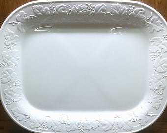 2502 Corning 15” White Casual Elegance Bake & Broil Platter Serving Tray Vineyard Ivy Leaf - Great Condition