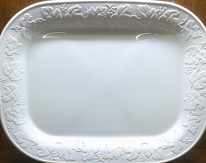 2502 Corning 15” White Casual Elegance Bake & Broil Platter Serving Tray Vineyard Ivy Leaf - Great Condition