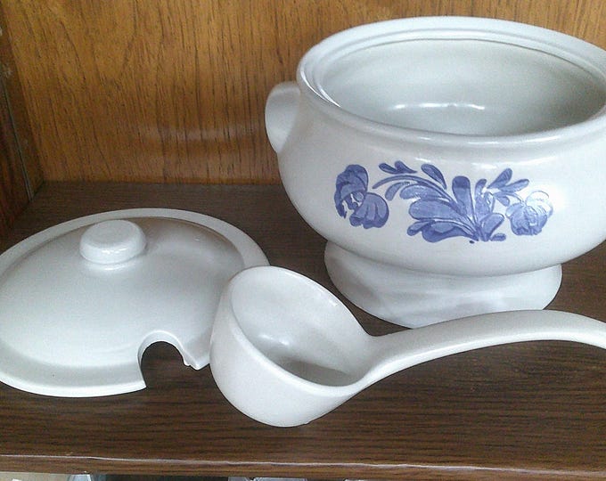 2502 Vintage Pfaltzgraff Yorktowne #1604 Large 9" Wide x 6" Tall Soup Tureen w/ Lid & Ladle - Chip on Base Otherwise Great Condition