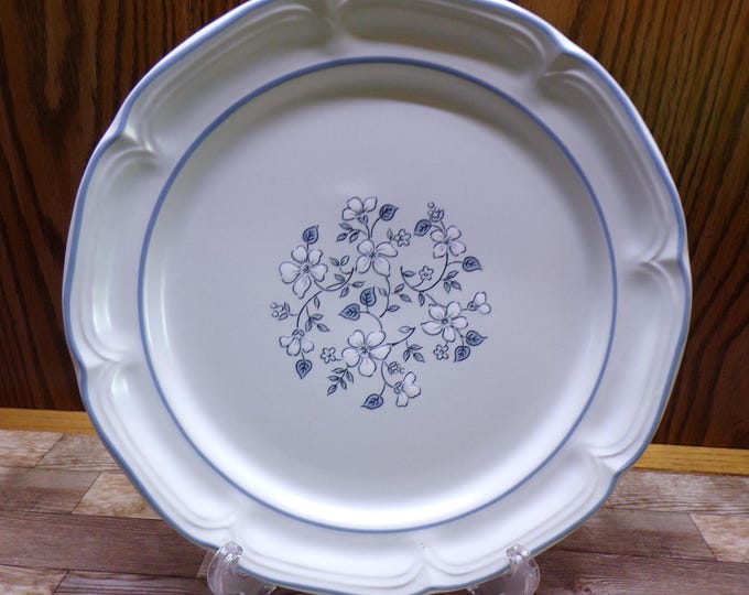 2508 One Covington Edition Avondale Stoneware 10.75" Hand-decorated Dinner Plate Blue & White Flowers Made in Japan - Excellent Condition