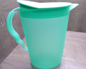 2608 Tupperware Impressions 9.5" Vintage Teal Green Pitcher 2 Qt Rocker Lid