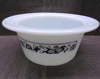 2605 Pyrex Old Town Blue Onion Milk Glass Butter Tub Dish - No Lid - Great Condition