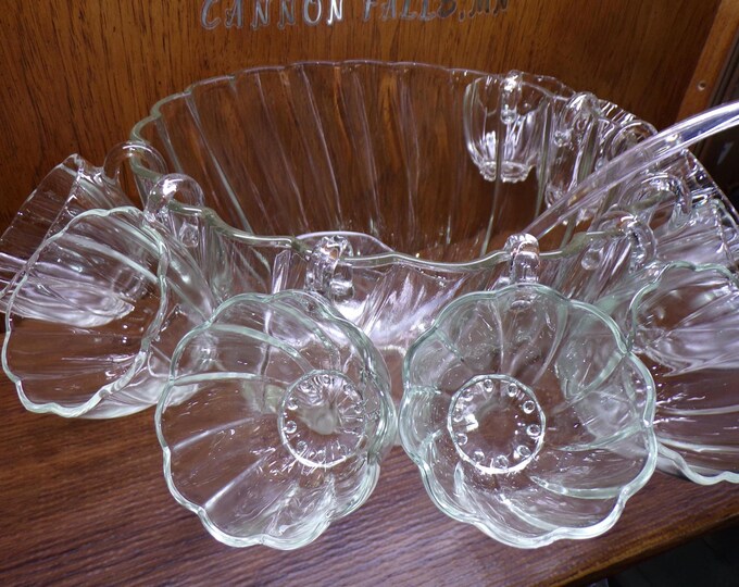 2507 Hazel Atlas Colonial Swirl 11 pc Clear Glass Punch Bowl Set - 10.5" x 7" Bowl, 9 Cups w/ Hook Handle & Ladle - Pre-owned Good Condition