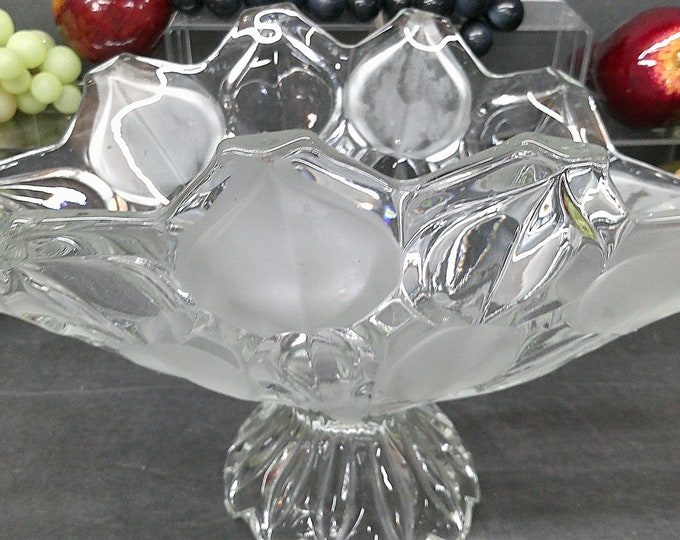 2401 Crystal Clear Industries Moriva 12.5" x 8" x 7.5" Tall Frosted Panel Footed Banana Boat Fruit Bowl - Good Condition Light Scratches