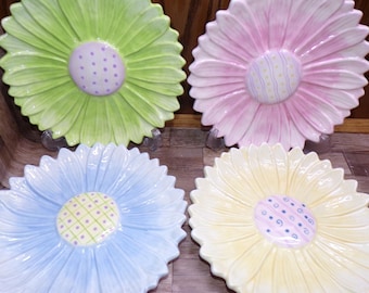 2510 Home Interiors Daisy Flower Sunflower Ceramic 8" Plates Set of 4 Yellow, Blue, Green, Pink - Good Condition Some Crazing No Chips