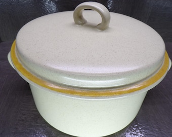 2602 Hearthside Garden Festival Stoneware 8" Wide x 5" Tall Covered Casserole Bean Pot Made in Japan - Excellent Condition