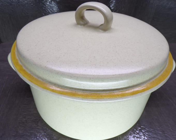 2602 Hearthside Garden Festival Stoneware 8" Wide x 5" Tall Covered Casserole Bean Pot Made in Japan - Excellent Condition