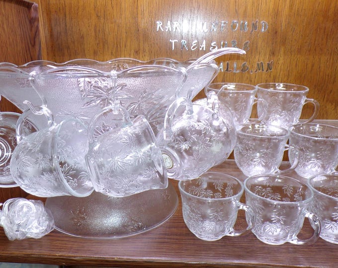 2503 KIG Glass 27 pc Beautiful Textured Leaf Punch Set - 8.5 qt Bowl, Base, Ladle, 12 Cups & 12 Hooks - Excellent Condition