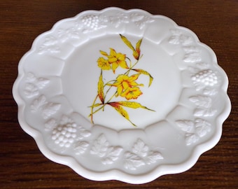 2506 Westmoreland Panel Milk Glass Vintage Yellow Daffodil 8.5" Raised Grape & Leaf Collector Plate - Great Condition