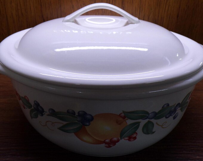 2504 Corelle Coordinates Abundance Mixed Fruit Pattern 2.5 qt 10" Stoneware Casserole w/ Lid - Great Condition