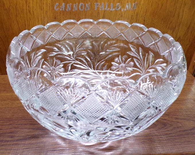 2501 L.E. Smith Glass 13.5" Wide x 7.5" Tall Beautiful Holiday Punch / Salad Serving Bowl Heavy Thick Crystal - Great Condition Bowl Only