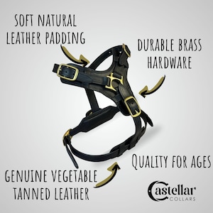 Pode incluir: Arn&ecirc;s para c&atilde;es em couro preto com ferragens em lat&atilde;o. Inclui acolchoamento em couro natural macio e couro genu&iacute;no curtido vegetal. O texto diz "Durable Brass Hardware", "Quality for Ages" e "Castellar Collars".