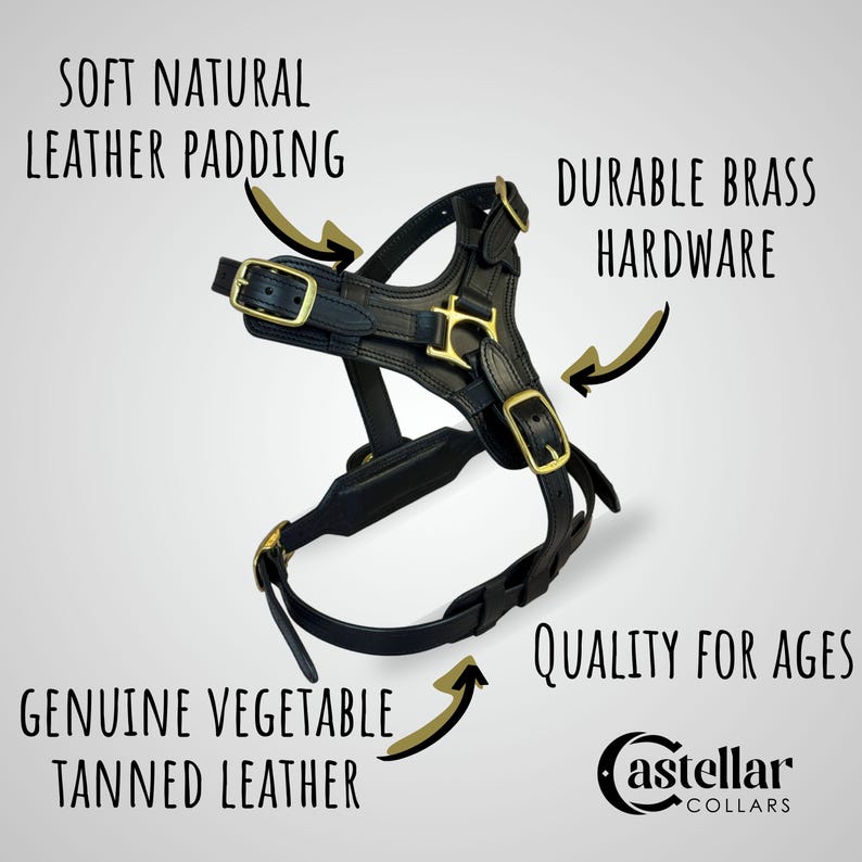 Pode incluir: Arn&ecirc;s para c&atilde;es em couro preto com ferragens em lat&atilde;o. Inclui acolchoamento em couro natural macio e couro genu&iacute;no curtido vegetal. O texto diz "Durable Brass Hardware", "Quality for Ages" e "Castellar Collars".