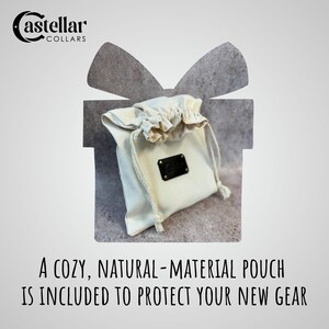 Pode incluir: Uma bolsa de material natural de cor creme com fecho de cord&atilde;o, apresentada como um presente. A bolsa tem uma pequena etiqueta preta com um log&oacute;tipo. O texto na imagem diz: "A COZY, NATURAL-MATERIAL POUCH IS INCLUDED TO PROTECT YOUR NEW GEAR."