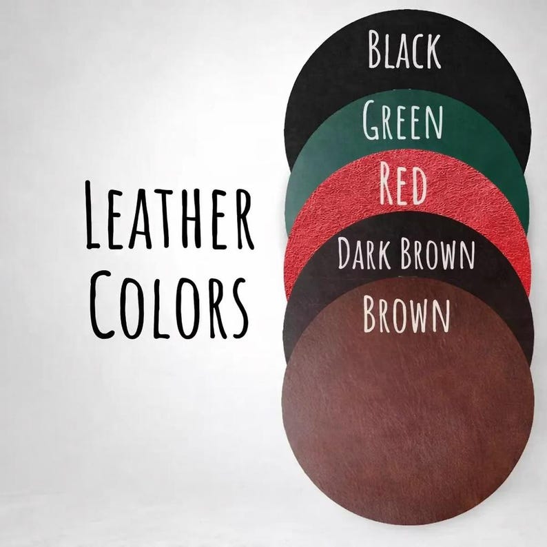 Pode incluir: Uma exibi&ccedil;&atilde;o de amostras de cores de couro em preto, verde, vermelho, castanho escuro e castanho. As palavras "LEATHER COLORS" est&atilde;o escritas em preto, com fonte cursiva, no lado esquerdo. Cada amostra tem formato circular.