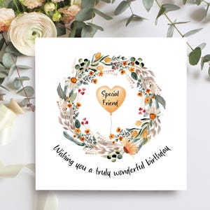 Carte d'anniversaire pour un ami spécial avec un motif de couronne florale, voeux d'anniversaire attentionné et unique
