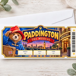 Könnte beinhalten: Ein rechteckiges Ticket für Paddington The Musical mit einem braunen Bären in rotem Hut und blauem Mantel, der einen Koffer hält. Das Design zeigt die Skyline von London, einen Theatereingang und leere Felder für Veranstaltungsort, Datum und Uhrzeit.