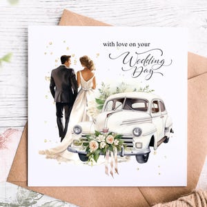 Lindo cartão de casamento com um carro de casamento clássico e noivos, no dia do seu casamento, cartão para o casal feliz