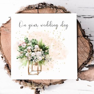 Carte du jour du mariage avec un bel arrangement floral, jolie carte pour les mariés, le jour de votre mariage, cartes imprimées de luxe