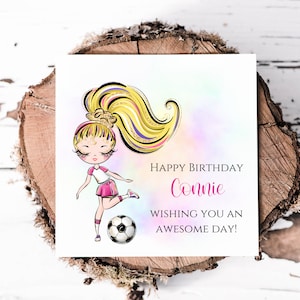 Gepersonaliseerde verjaardagskaart voetbalmeisje, pas haarkleur en huidskleur aan, leuke kaart voor dochter, kleindochter of nichtje, voetbalfan