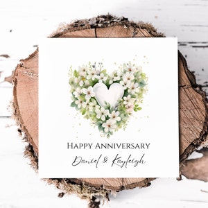 Biglietto di auguri per l'anniversario di matrimonio personalizzato con i nomi delle coppie, biglietto di auguri per l'anniversario con ghirlanda floreale bianca a forma di cuore per loro