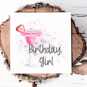 Biglietto di auguri per il compleanno della ragazza con cocktail rosa, biglietto di auguri di compleanno divertente ed elegante per lei, brindisi alla ragazza del compleanno