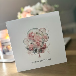 Carte d'anniversaire florale avec de belles roses roses et de la verdure, jolie carte d'anniversaire pour elle, intérieur vierge pour votre propre message