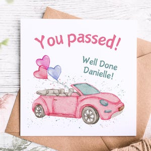 Cartão personalizado "Parabéns, você passou no teste de direção" com carro rosa e balões, cartão personalizado para filha, sobrinha, irmã ou neta