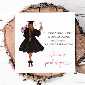Cartão de formatura da filha, estamos muito orgulhosos de você Cartão de formatura da faculdade ou universidade, adicione nome e altere a cor do cabelo para se adequar ao destinatário