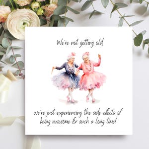 Carte d'anniversaire drôle de vieille dame Besties, nous ne sommes pas vieux, éprouvons juste les effets secondaires d'être génial, salutation humoristique pour un ami spécial