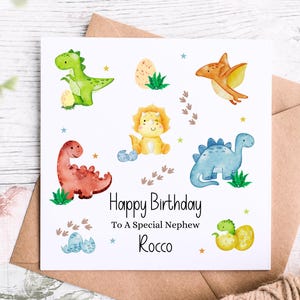 Carte d'anniversaire personnalisée spéciale neveu avec nom, carte personnalisée amusante et ludique avec un design coloré de dinosaure, carte de voeux sur le thème des dinosaures