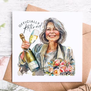 Biglietto di auguri ufficialmente in pensione per lei con una donna che tiene in mano una bottiglia di champagne e dei fiori, biglietto di auguri di buon pensionamento per collega, amico,