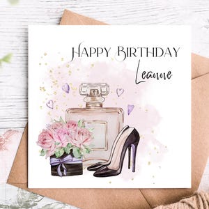 Jolie carte d'anniversaire personnalisée pour elle avec flacon de parfum, fleurs et talons hauts, parfaite pour une amie, une nièce, une soeur ou une fille