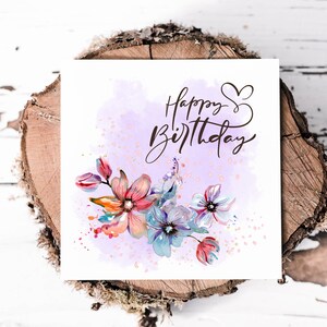 Grazioso biglietto di auguri di compleanno per lei con una splendida composizione floreale su uno sfondo viola, perfetto per zia, amica, madre o sorella