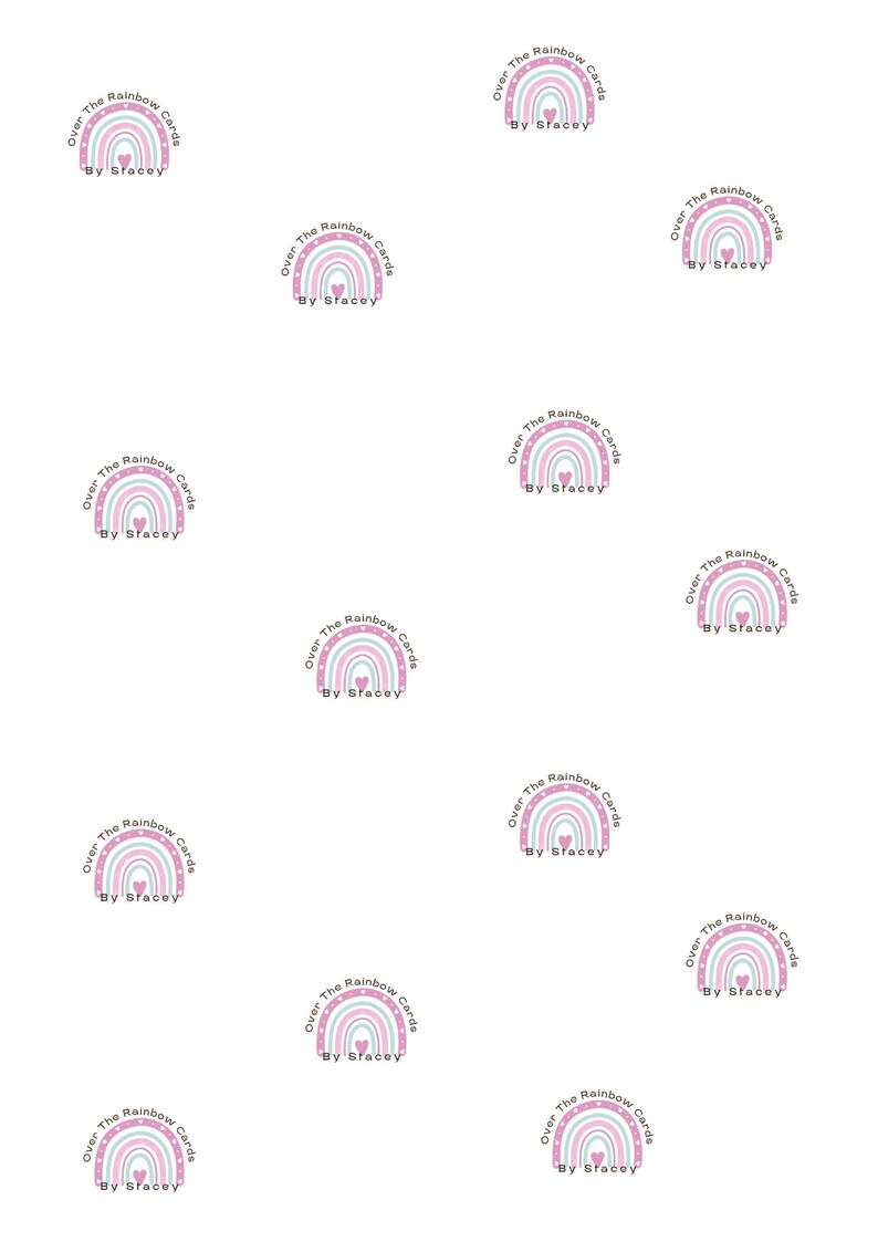Puede incluir: Un patr&oacute;n repetido de ilustraciones de arco&iacute;ris de color rosa pastel y azul con lunares blancos. Cada arco&iacute;ris tiene un peque&ntilde;o coraz&oacute;n rosa en el centro. El texto "Over The Rainbow Cards By Stacey" est&aacute; escrito en un c&iacute;rculo alrededor de cada arco&iacute;ris.