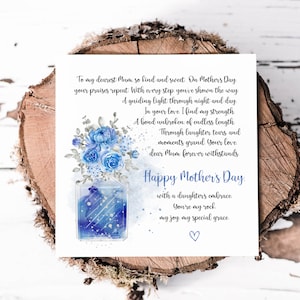 Belle carte de fête des mères de sa fille avec un joli vase bleu, des fleurs et un poème sincère, carte spéciale pour une maman pour la fête des mères