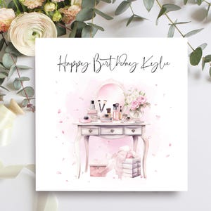 Carte d'anniversaire personnalisée pour fille, nièce, petite-fille, décoration de coiffeuse avec maquillage et fleurs, carte d'anniversaire personnalisée avec prénom pour fille