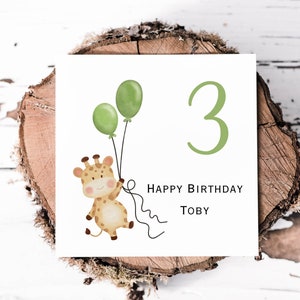 Gepersonaliseerde giraf drijvend op ballonnen Verjaardagskaart, leuke kaart voor verjaardag kleine jongens, zoon, neef of kleinzoon, leeftijd en naam wijzigen