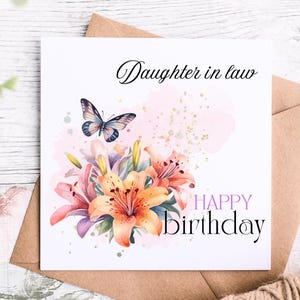 Hermosa tarjeta de cumpleaños para nuera con un diseño colorido de mariposas y lirios