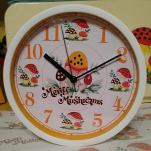 Horloge murale Sears de 9 po. Thème Champignons joyeux + aimant Champignons joyeux